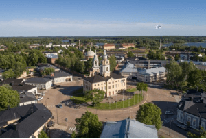Haminan ympyräkeskusta kesäällä ilmasta kuvattuna Raatihuone kuvan keskellä.