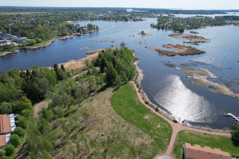 Takkaniemen tontin ylhäältä kuvattuna