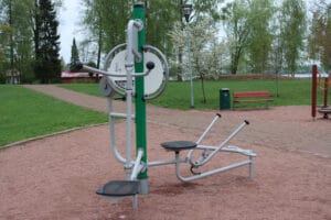 Ulkokuntosalin laite.