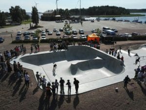 Skeittiramppi meren rannalla.