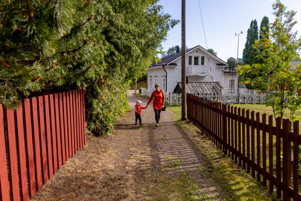 Aikuinen ja lapsi hiekkatiellä.