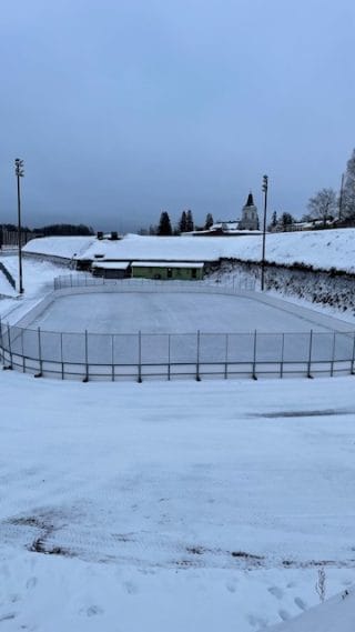 Jääkiekkokaukalo vallien välissä.