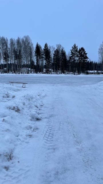 Ulkokenttä jäädytettynä ja aurattuna.