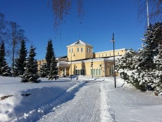 Haminan pääkirjasto lumisessa maisemassa.