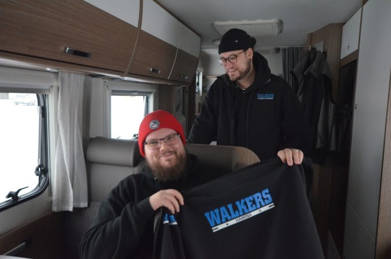 Nuorisotyöntekijät Jimi ja Markus liikkuvan nuorisotyön asuntoautossa.