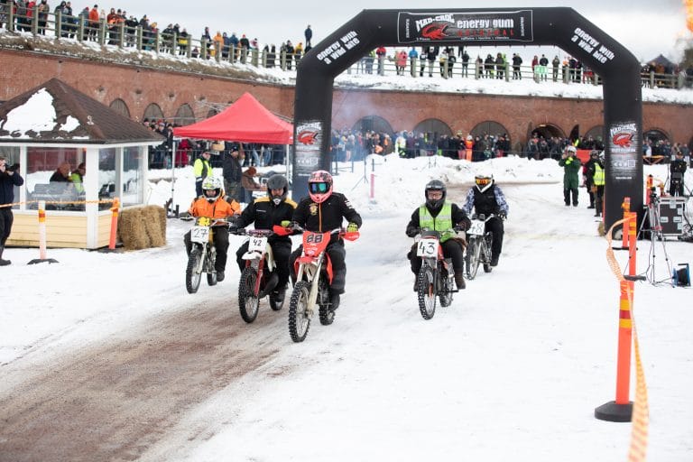 Mopokuskeja ajamassa Hamina Bastionissa.