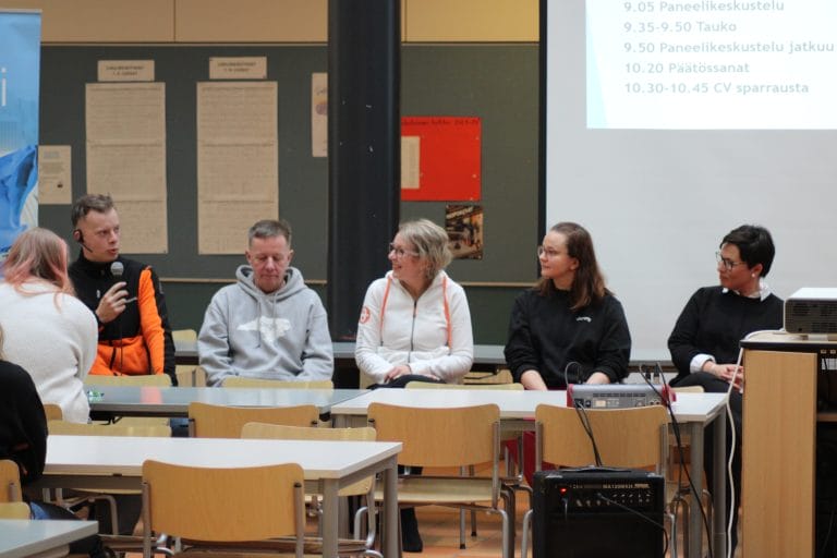 Nuori Osaaja-panelistit keskustelemassa.