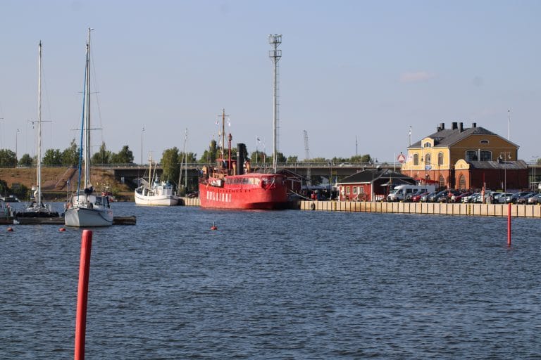 Tervasaaren laituri, jossa punainen laiva ja keltainen rakennus.