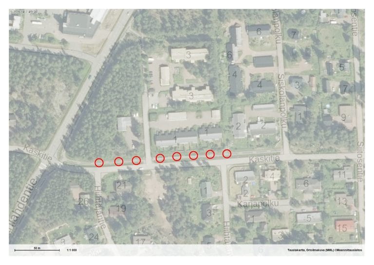 Kaskitien jalkakäytävällä merkinnät kaivauksista.