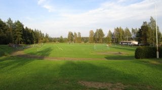 Urheilukenttä, jossa juoksurinki ja keskellä nurmialue.