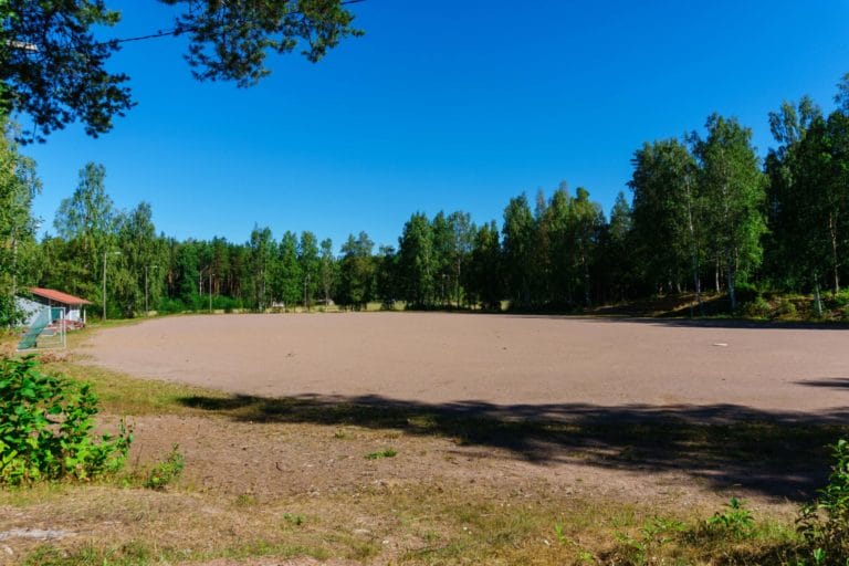 Hiekkakenttä ja huoltorakennus.