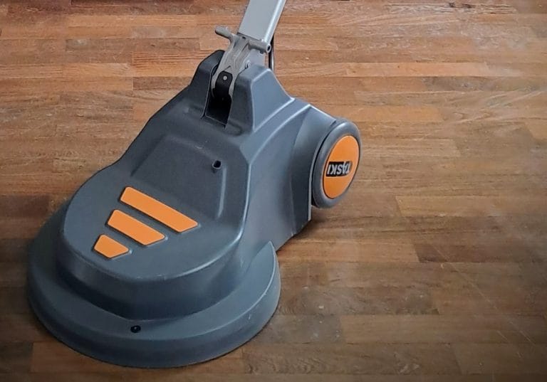 Akkukäyttöinen lattianhoitokone.