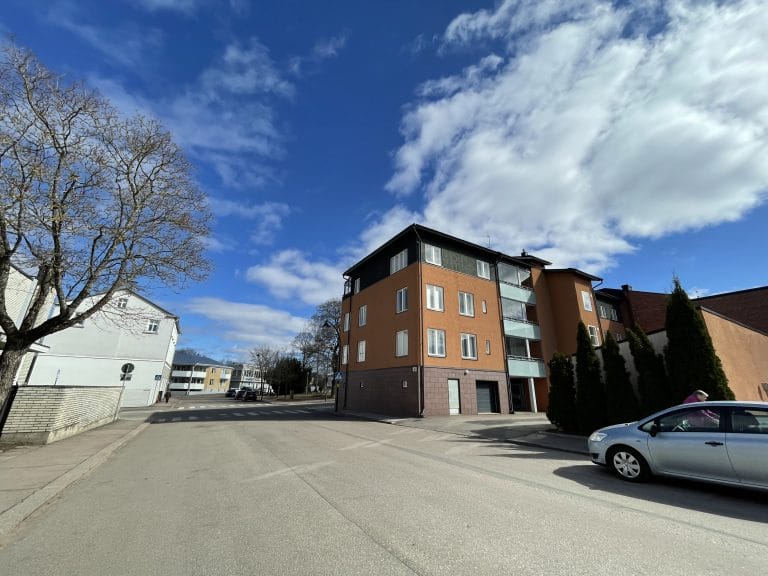 Auto kerrostalon kulmalla.