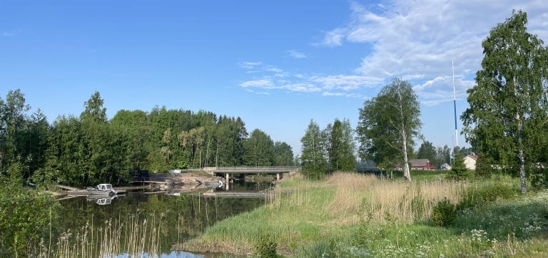 Silta ja sen ympäristö.