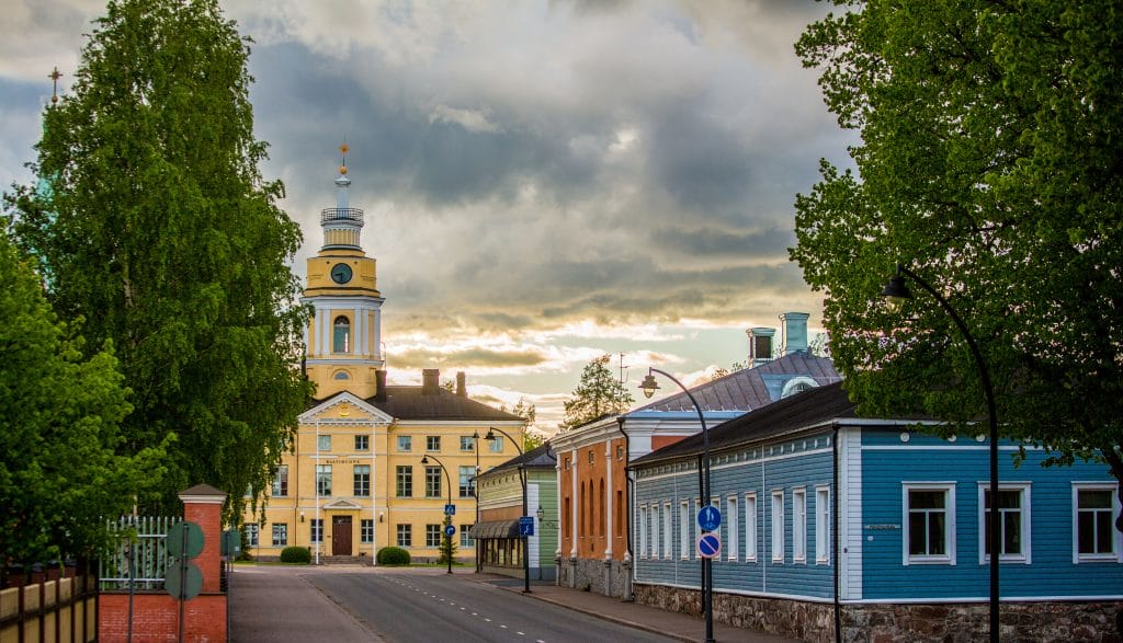 Raatihuone kadettikoulunkadulta kuvattuna.
