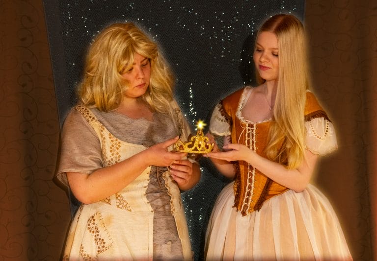 Kaksi vaaleatukkaista naista pukeutuneina vanhoihin asuihin.