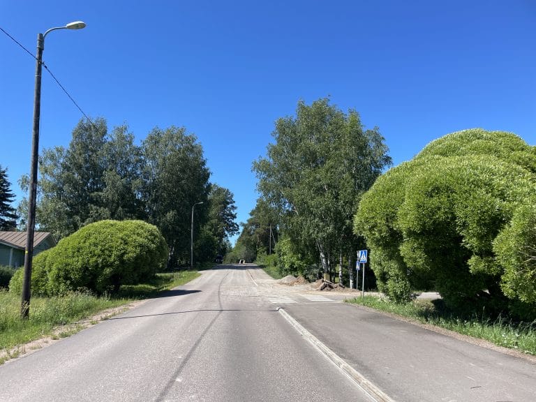 Savitie, jonka laidassa kulkee kevyen liikenteen väylä.