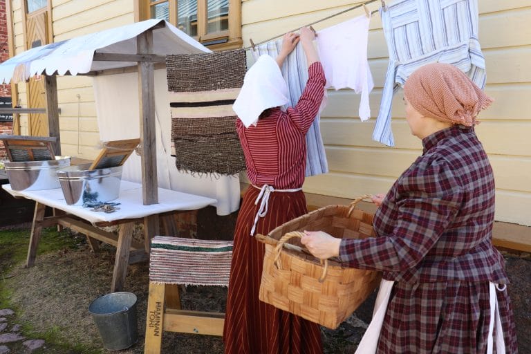 Kaksi piikaa pyykillä