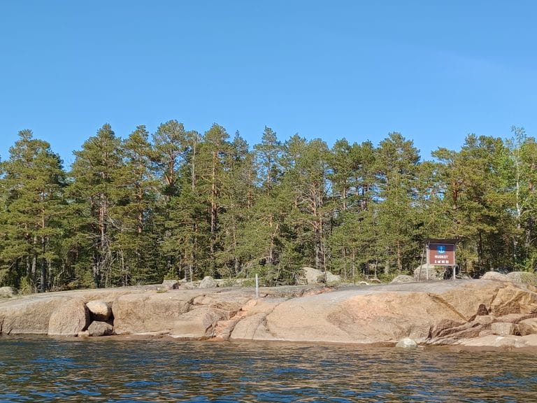 Kallioinen saaren ranta.