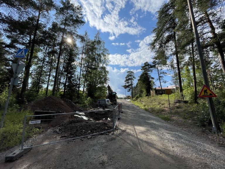 Kaskitien alku ja työmaa-aitaa.