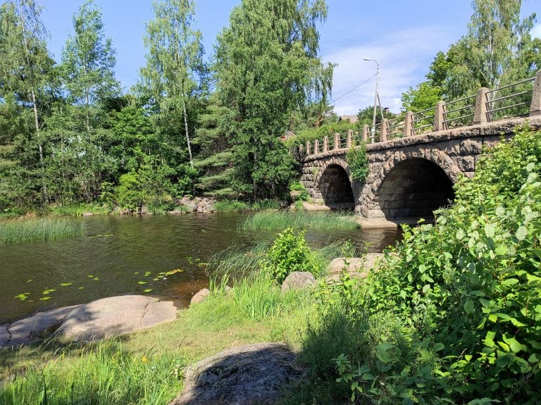 Kivisilta ja vesialue.