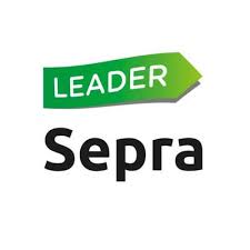 Kuvassa vihreällä pohjalla nuoli oikealle, jossa lukee valkoisella teksti Leader Sepra. Nuolen alla on mustalla teksti Leader Sepra.