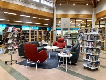 Sisäkuva Ruissalon kirjaston salista.