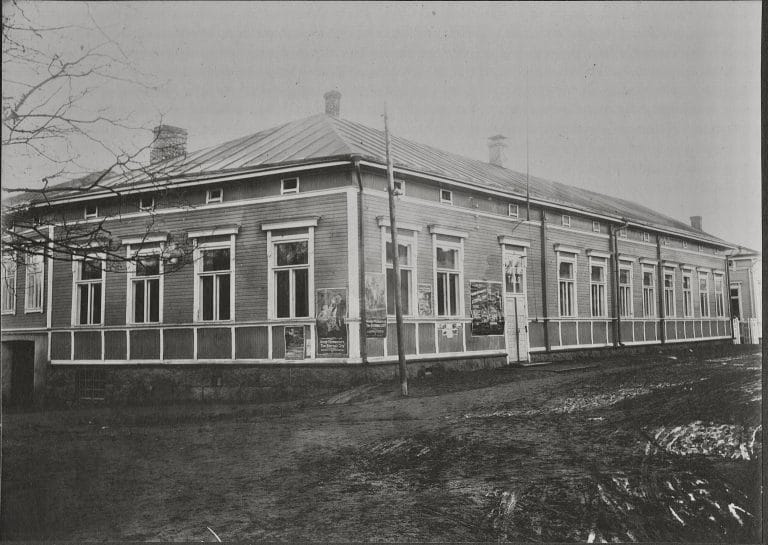 Vanha mustavalkoinen valokuva, jossa kuvattu Haminan Raittiustalo kauppatorin suunnasta Isoympyräkadulta.