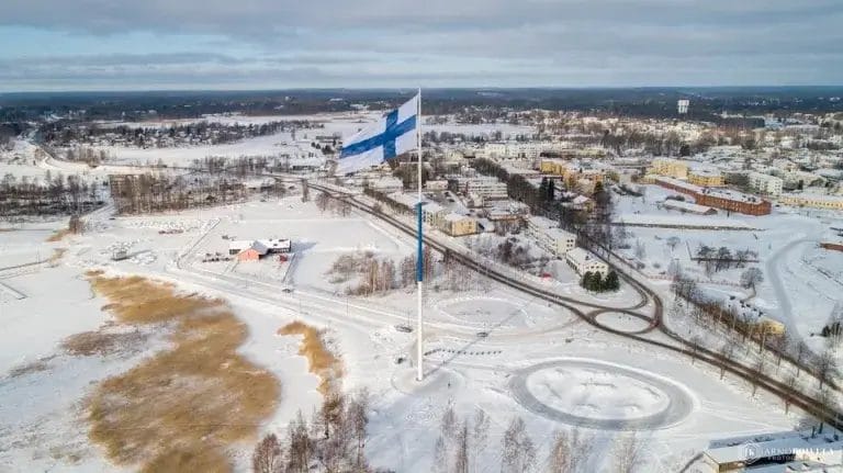 Suurlippu talvinäkymässä.