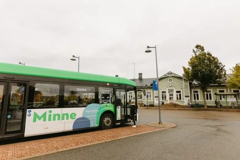 Linja-auto linja-autoaseman edustalla.