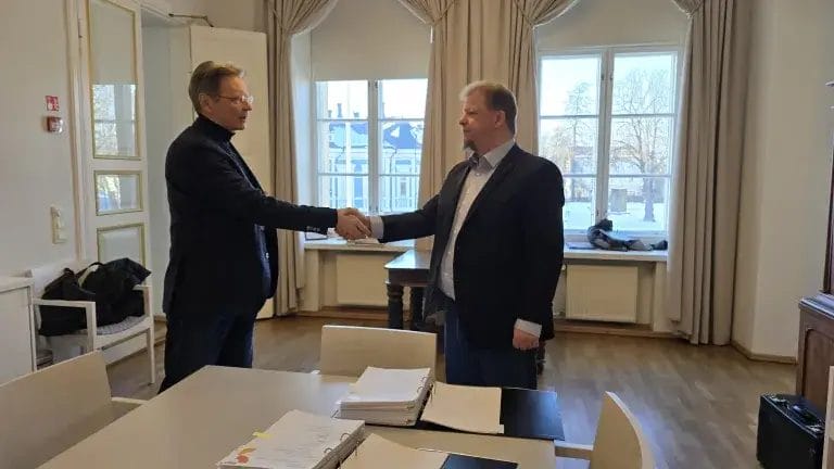 Kättelijät Raatihuoneella.