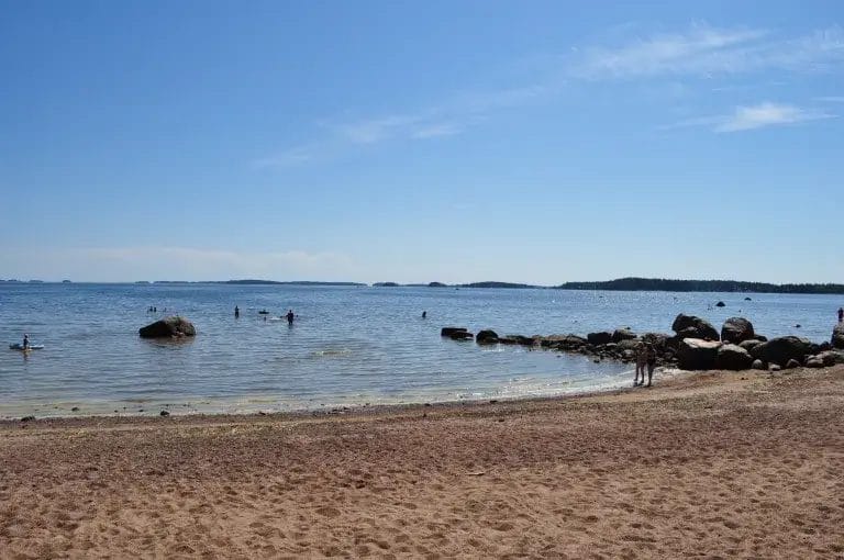 Hiekkaranta ja meri.