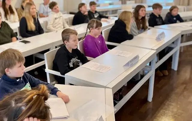 Kaikkien Haminan koulujen oppilaskuntien hallitusten edustajat tulivat Raatihuoneelle tapaamaan valiokuntien puheenjohtajia.