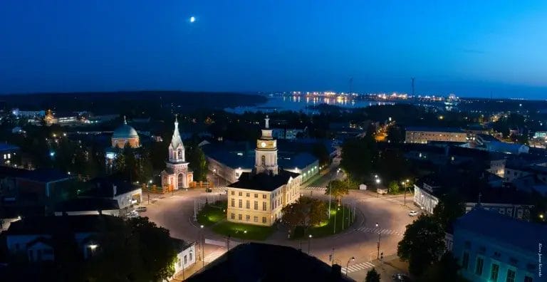 Ilmakuva Raatihuoneesta illalla.