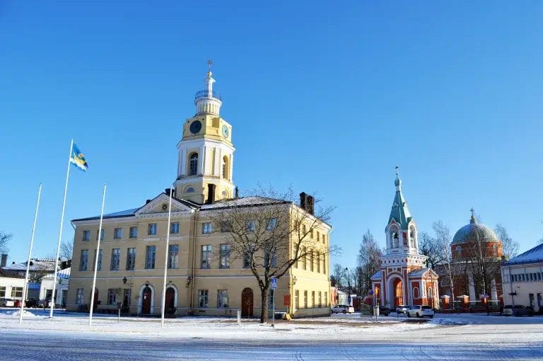 Raatihuone talvella.