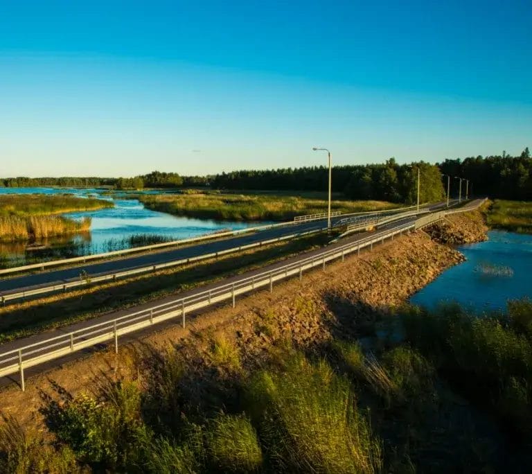 Tie keskellä vesistöä.