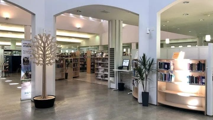 Haminan pääkirjaston sisääntuloaula