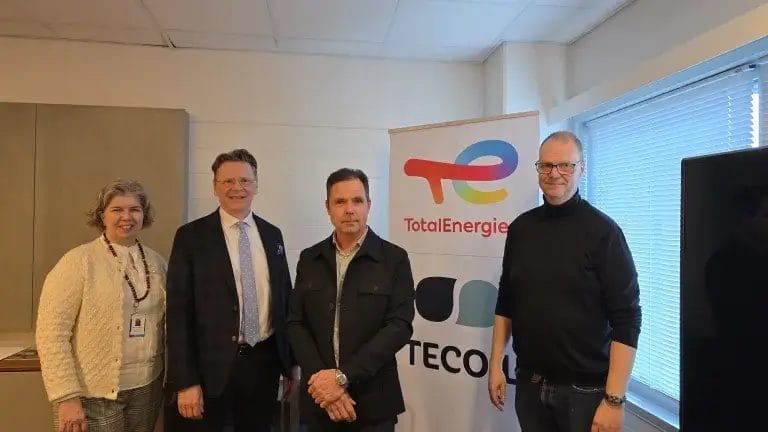 Kaksi kaupungin ja kaksi yhtiön edustajaa.