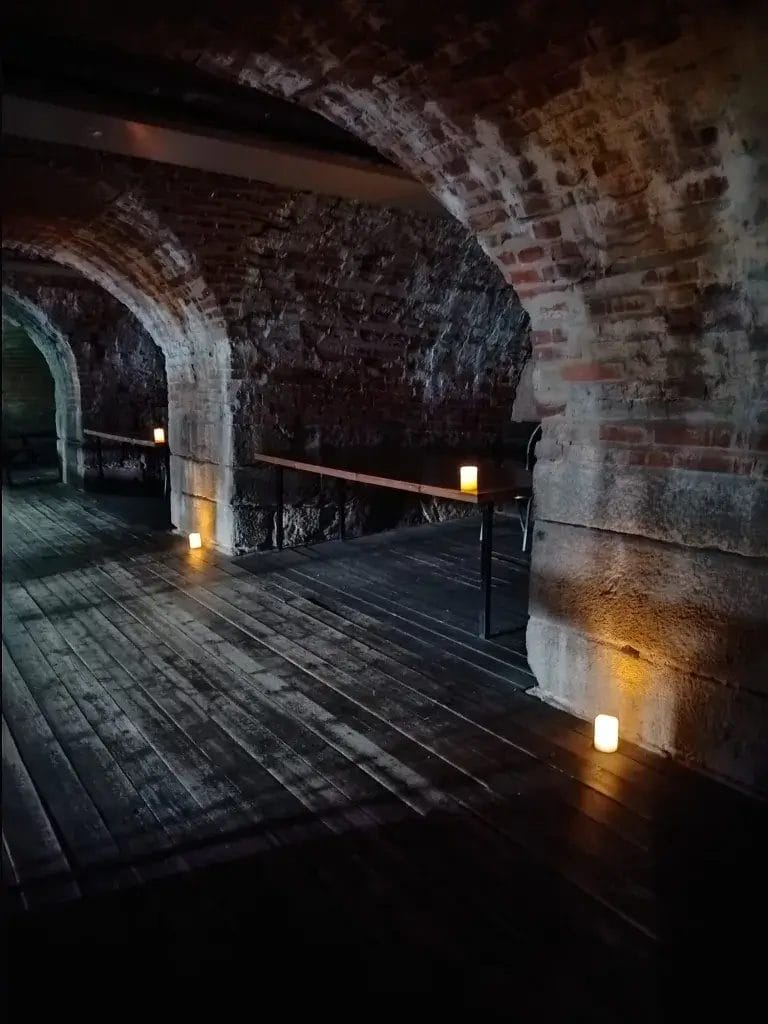 Holvisto, jossa kynttilöitä.