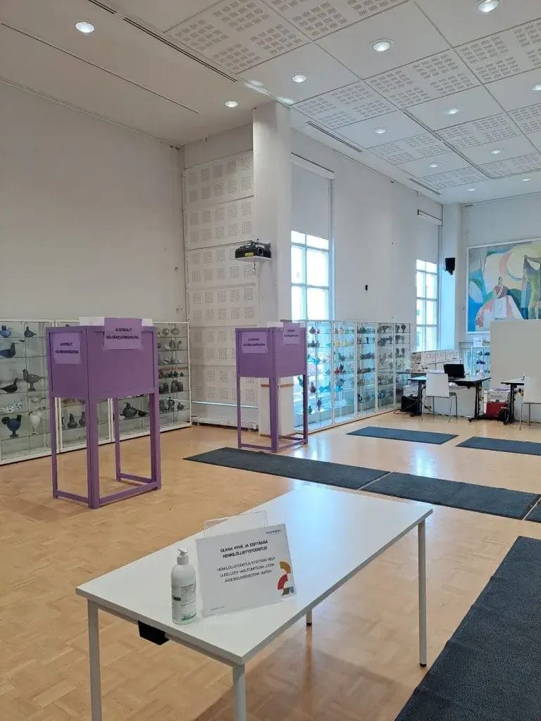 Äänestyskopit Kasper-salissa.