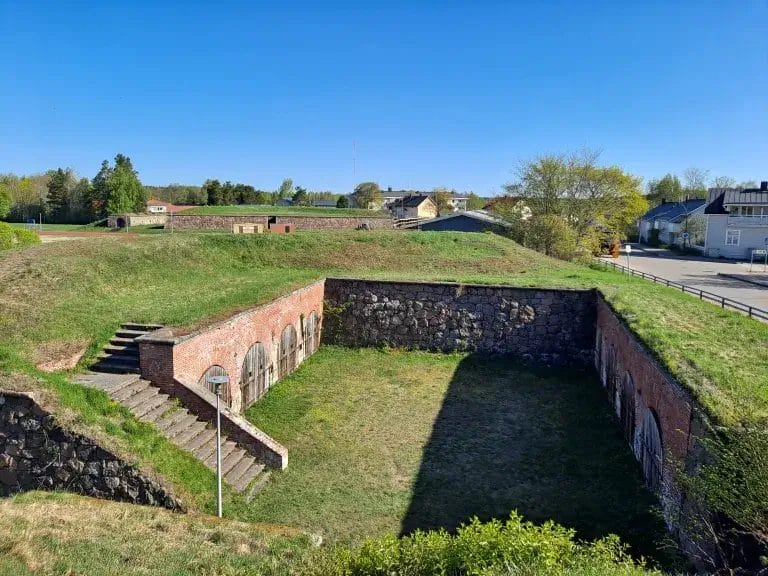 Haminan linnoitusta, jossa näkyy vihreät linnoitusvallit.