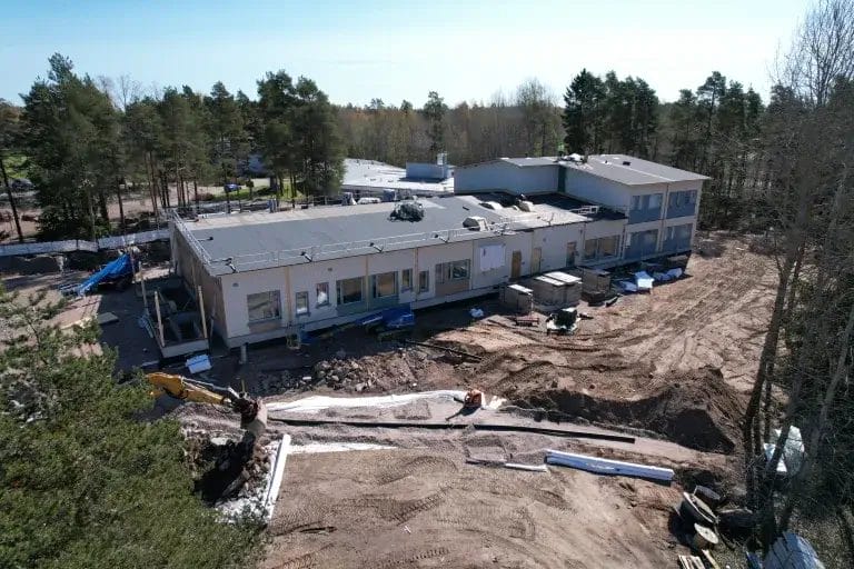 Neuvottoman koulun rakentuminen.