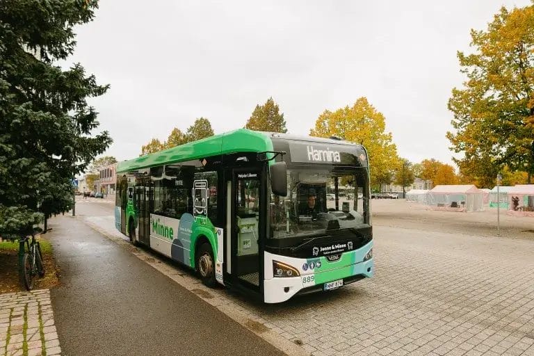 Bussi Haminan torin pysäkillä.