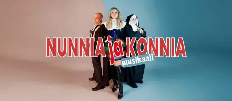Kolme ihmistä seisomassa. Nunnia ja Konnia musikaali.