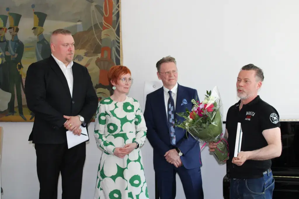 Haminan kaupunginjohtaja ja valtuuston- sekä hallituksen puheenjohtajat ja Puupoikien edustaja.