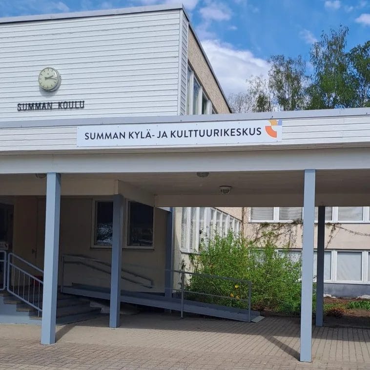 Summan kylä- ja kulttuurikeskuksen sisäänkäynti.