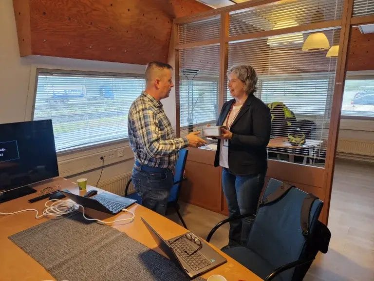 Tomi Liikkanen ja Mia Hämäläinen kättelemässä.