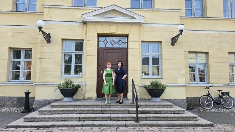 Kaupunginhallituksen ja kaupunginvaltuuston puheenjohtajat Raatihuoneen edustalla.