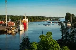 Meri ja laivoja Tervasaaressa.