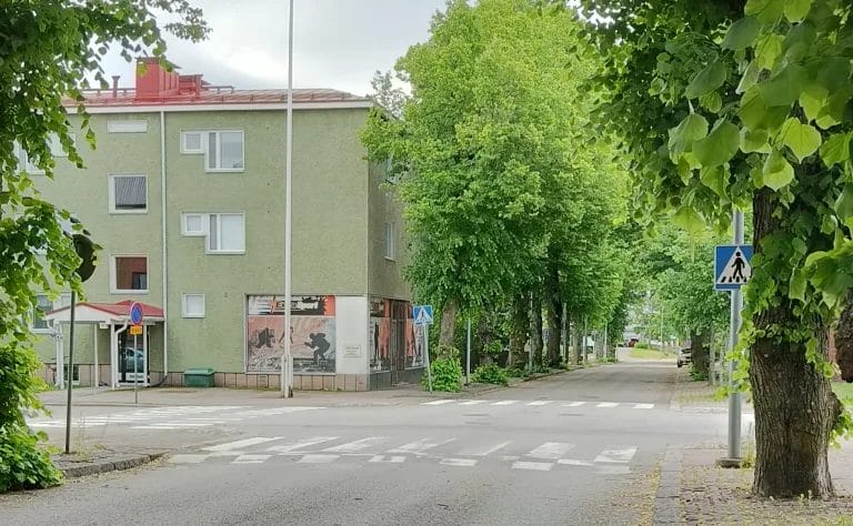 Kadettikoulunkadun ja Erottajankadun risteys.